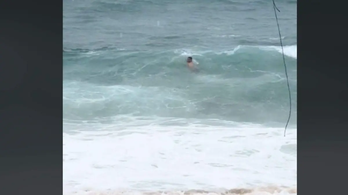 Hombre ingresa al agua durante huracán Hilary